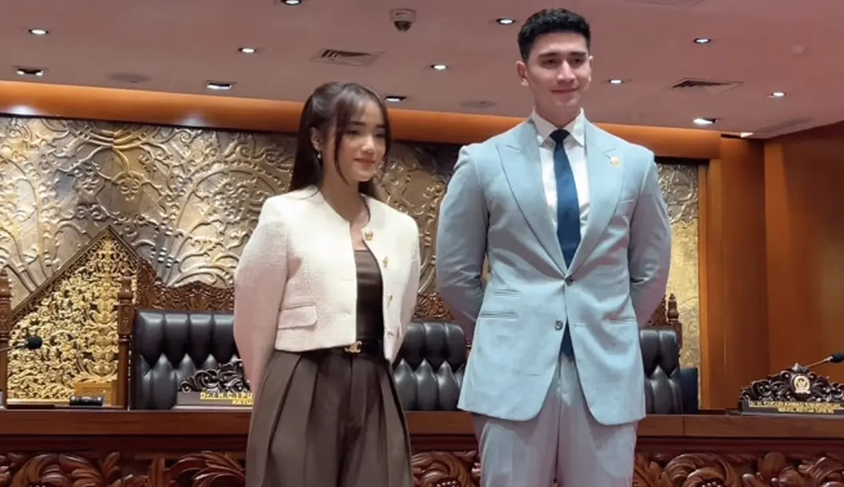 <p>Pada kesempatan ini, Fuji tampak dewasa dengan celana palazo dan blazer. [Foto: instagram/ Fuji]</p>