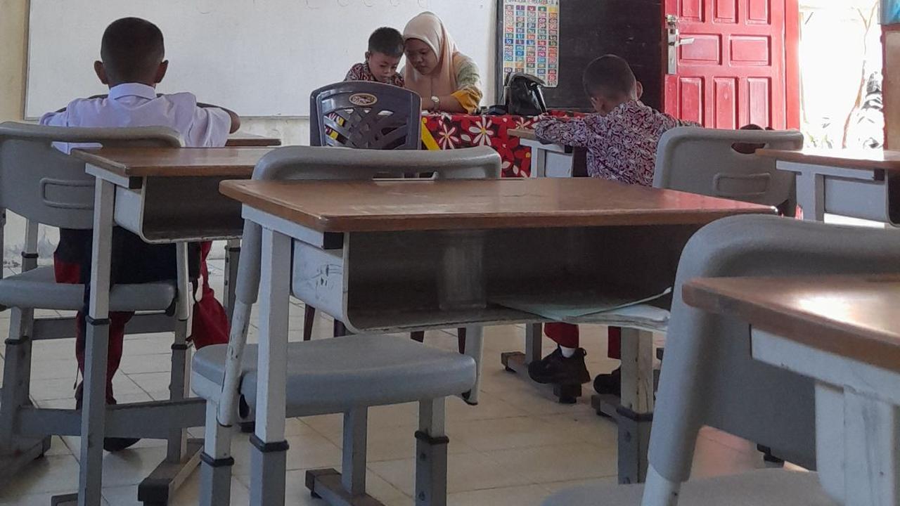Pelaksana tugas (Plt) Kepala Dinas Pendidikan dan Kebudayaan (Disdikbud) Kabupaten Batang Bambang Suryantoro Sudibyo mengakui sejumlah sekolah dasar (SD) Negeri kekurangan siswa.