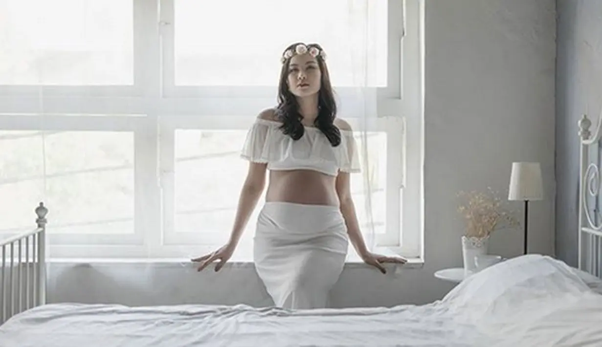 "congratulation Zi, Arga! ❤️," tulis akun diafotografer yang mengunggah foto bayi mungil yang baru lahir. Dalam akun instagramnya Puteri Indonesia 2008 itu, terlihat sudah tak sabar menantikannya hingga usia kandungan 40 minggu. (Instagram/zivannaletisha)