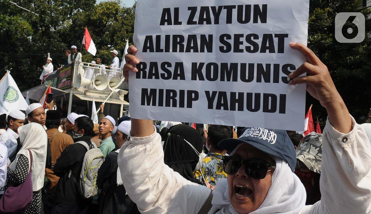 Selain itu massa juga membawa spanduk hingga poster yang berisi tuntutan mereka. (merdeka.com/Imam Buhori)