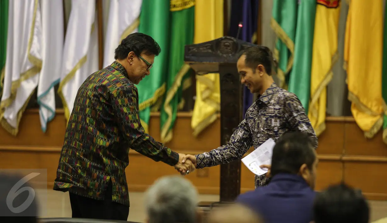 Mendagri Tjahjo Kumolo (kiri) bersalaman dengan Ketua Komnas HAM Nur Kholis usai menandatangani nota kesepahaman Pelaksanaan Tugas dan Fungsi dalam Bidang Pemajuan, Perlindungan dan Pemenuhan HAM, Jakarta, Senin (29/6/2015). (Liputan6.com/Faizal Fanani)