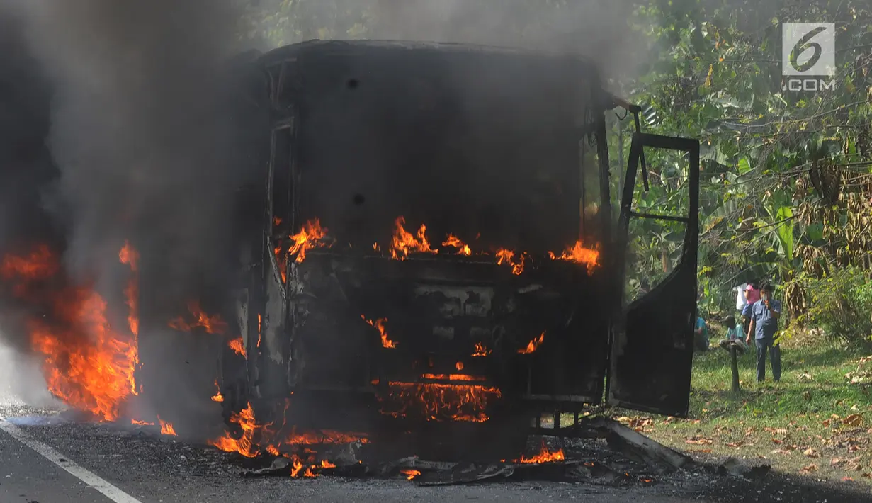 Sebuah bus pariwisata nopol AB 7536 AK terbakar pada ruas tol Jagorawi arah Bogor di KM 36, Bogor, kamis (25/7/2019). Bus kosong yang diawaki dua orang ini terbakar habis dengan api yang bersumber pada bagian AC bus. (merdeka.com/Arie Basuki)
