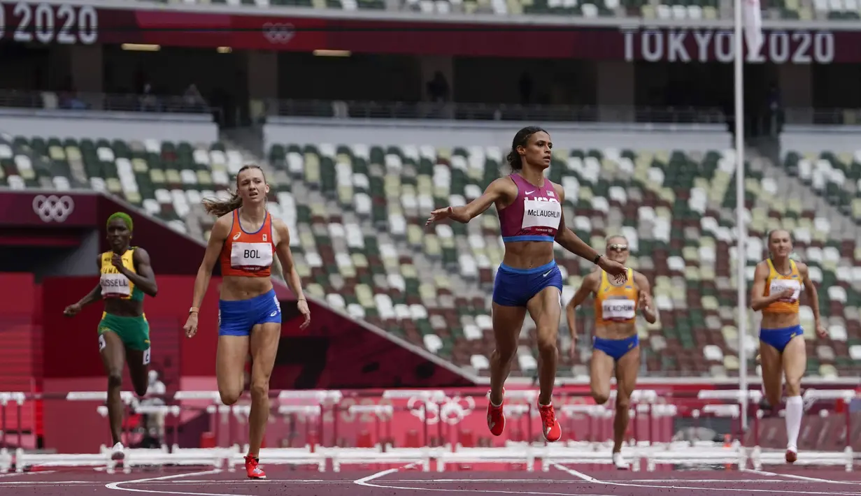 Pelari gawang Amerika Serikat Sydney McLaughlin (tengah) memenangkan final lari gawang 400 meter putri Olimpiade Tokyo 2020 di Tokyo, Jepang, Rabu (4/8/2021). McLaughlin memecahkan rekor dunia sekaligus meraih medali emas di Olimpiade Tokyo 2020. (AP Photo/Petr David Josek)