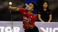 Tunggal putra Indonesia, Anthony Sinisuka Ginting mengembalikan bola ke arah rekan senegaranya Jonatan Christie pada final Korea Terbuka 2017, Minggu (17/9). Anthony Sinisuka Ginting memenangkan laga perang saudara, 21-13, 19-21, 22-20 (AP/Ahn Young-joon)