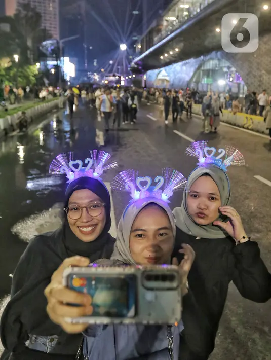 Kawasan Bundaran Hotel Indonesia dipadati warga yang akan menghabiskan malam pergantian tahun 2023 ke 2024. (Liputan6.com/Angga Yuniar)