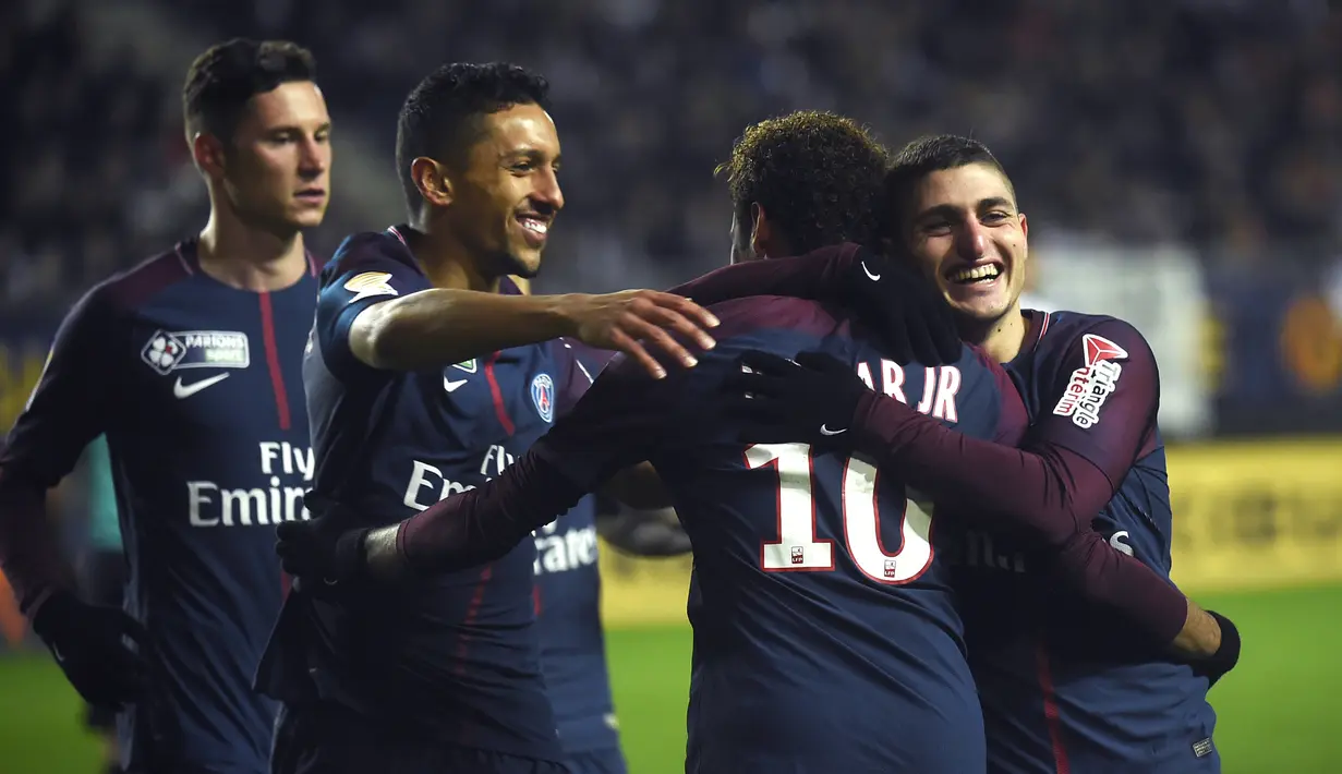 Pemain Paris Saint-Germain (PSG) merayakan gol Neymar ke gawang SC Amiens pada laga Piala Liga Prancis di Stade de la Licorne, Rabu (10/1). PSG lolos ke semifinal Piala Liga Prancis usai mengalahkan SC Amiens dengan skor 2-0. (FRANCOIS LO PRESTI/AFP)