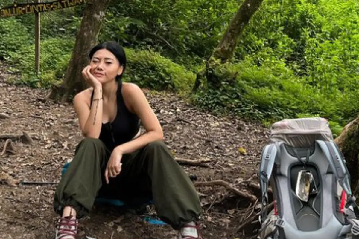 8 Gaya Sporty Wendy Walters Taklukkan Gunung Merbabu dengan Outfit dari Brand Ternama