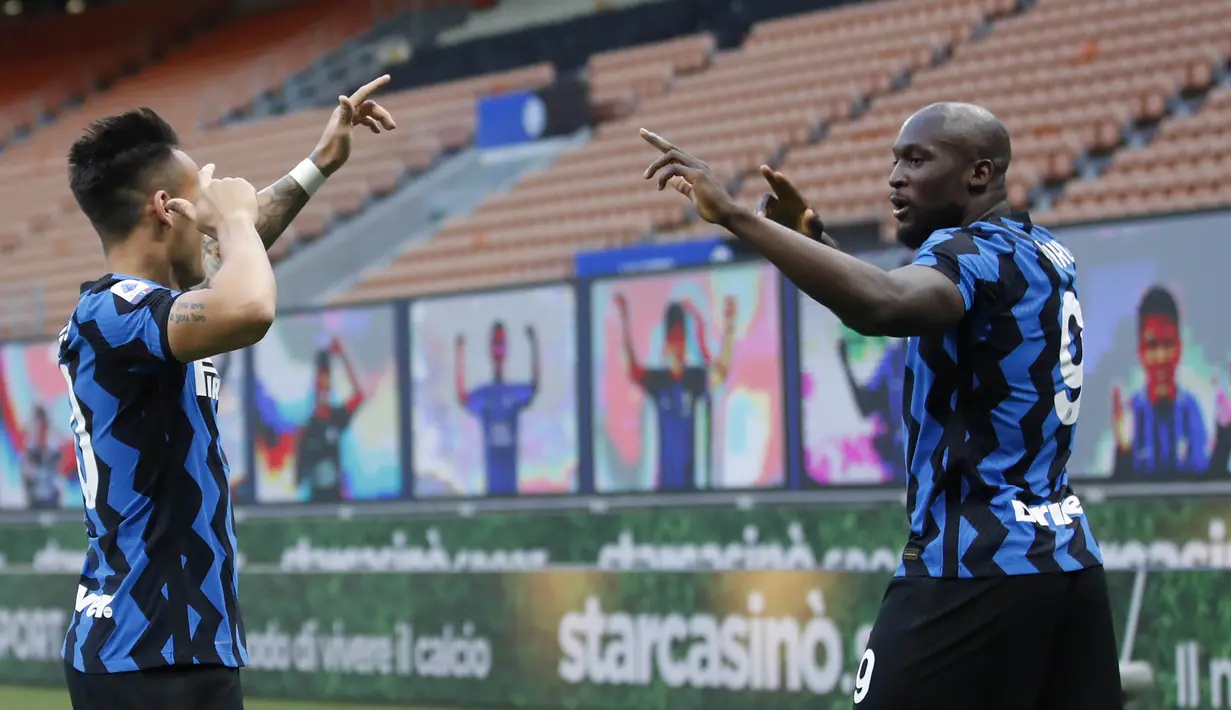 Striker Inter Milan, Romelu Lukaku dan Lautaro Martinez, melakukan selebrasi usai mencetak gol ke gawang Sassuolo pada laga Liga Italia di Stadion Giuseppe Meazza, Rabu (7/4/2021). Inter Milan menang dengan skor 2-1. (AP/Antonio Calanni)