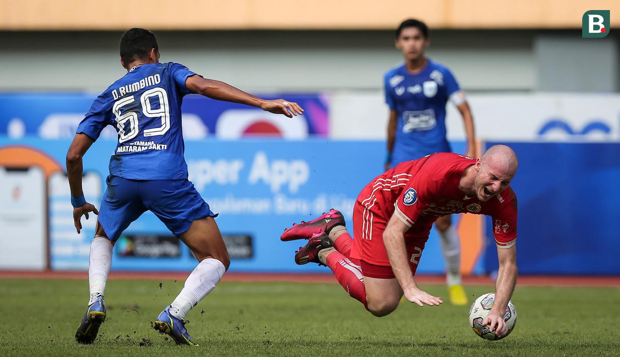 <p>Pemain Persija Jakarta, Michael Krmencik (kanan) berebut bola dengan pemain PSIS Semarang, Delfin Rumbino pada laga lanjutan BRI Liga 1 2022/2023 di Stadion Wibawa Mukti, Cikarang, Kamis (16/03/2023). (Bola.com/Bagaskara Lazuardi)</p>