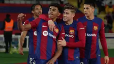 Penyerang Barcelona, Lamine Yamal (kedua kiri) melakukan selebrasi dengan rekan setimnya setelah mencetak gol saat pertandingan sepak bola Liga Spanyol antara melawan RCD Mallorca di Estadi Olimpic Lluis Companys, Barcelona, 8 Maret 2024. (LLUIS GENE/AFP)