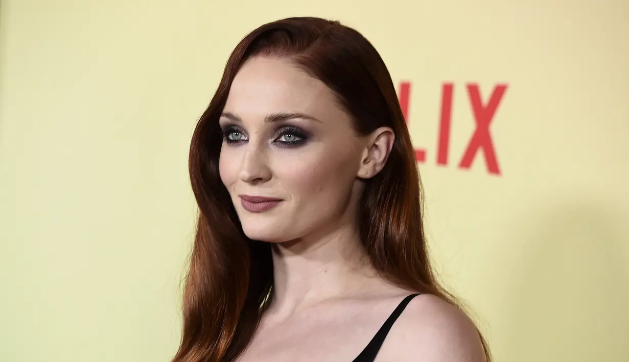 Sophie Turner berpose saat menghadiri pemutaran perdana film "Do Revenge," di Netflix di Vine TUDUM Theater di Los Angeles, California, Rabu, 14 September 2022. Mata biru cerah Turner dipercantik dengan perpaduan eyeshadow hitam dan plum smokey. (Photo by Jordan Strauss/Invision/AP)