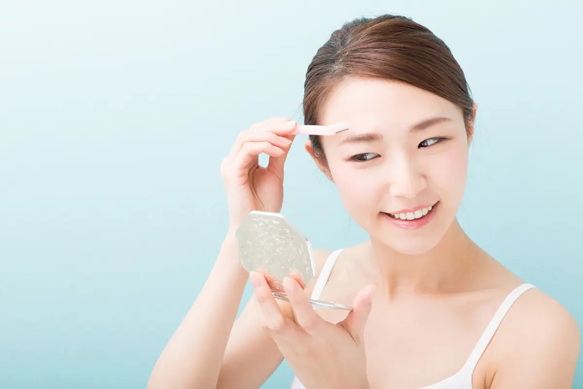Tips Ciptakan Bentuk Alis yang On Point, Maksimalkan dengan Penggunaan Concealer Yuk!