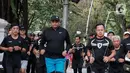 President Director & CEO IOH Vikram Sinha (tengah), Walikota Bogor Bima Arya (kanan) dan Director & Chief HR Officer IOH Irsyad Sahron (kiri) saat lari bersama yang diikuti komunitas F1 Runners dan Karyawan IOH sejauh 5 KM di Kebun Raya Bogor, Minggu (20/3/2022). (Liputan6.com/HO/Rizki)