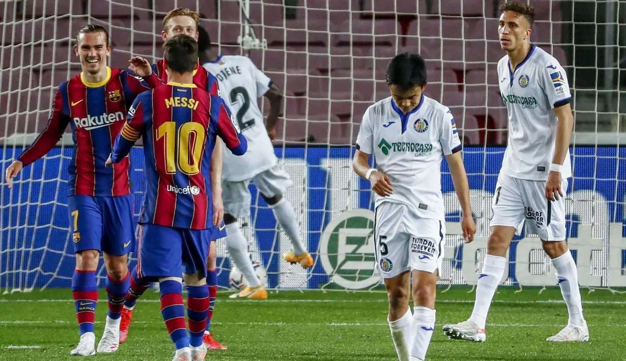 Penyerang Barcelona, Antoine Griezmann (kiri) melakukan selebrasi setelah mencetak gol ke gawang Getafe pada pertandingan lanjutan La Liga Spanyol di di stadion Camp Nou di Barcelona, Spanyol, Jumat (23/4/2021). Tambahan tiga angka membuat Barcelona kini mengumpulkan 68 angka di urutan ketiga. (AP P