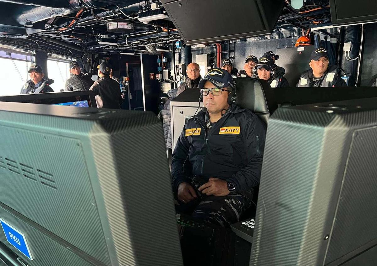 FOTO: Prajurit TNI AL Uji Meriam 127 MM KRI Prabu Siliwangi 321