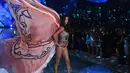 Seorang model dalam balutan lingerie berpose di atas catwalk saat Victoria’s Secret Fashion Show 2015 di New York City, Selasa (10/11). (AFP PHOTO/Jewel Samad)