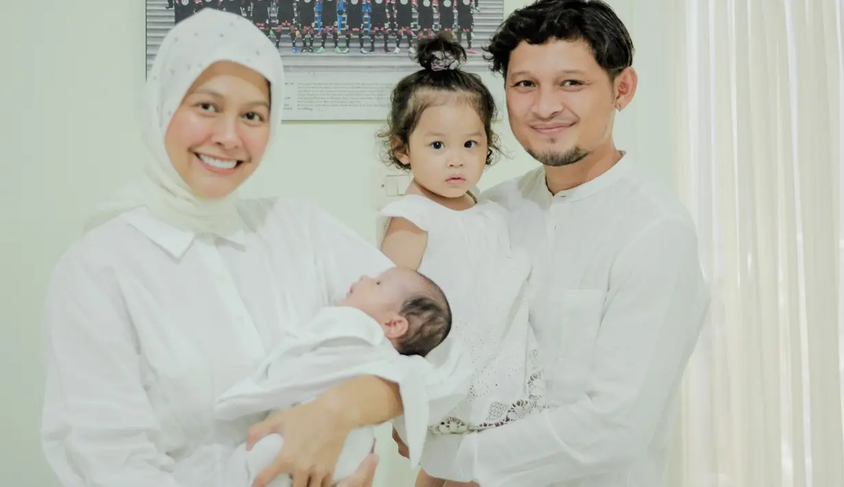 Syamsir Alam dan Bunga Jelitha melaksanakan akikah secara sederhana.