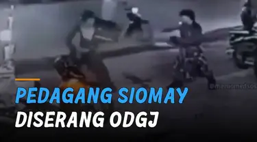 Video CCTV memperlihatkan penjual siomay yang diserang oleh orang dengan gangguan jiwa (ODGJ).