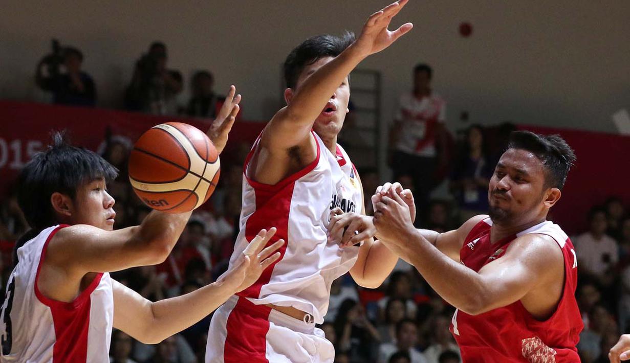 Pebasket putra Indonesia, Adhi Pratama Prasetyo Putra (14), berusaha melewati hadangan pemain Singapura dalam semi final basket SEA Games 2015. (Bola.com/Arief Bagus)