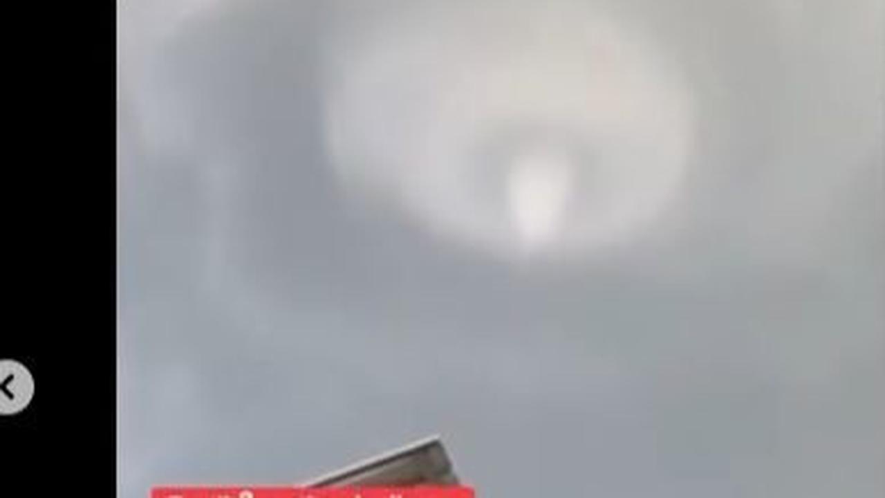 Dilihat dari sejumlah video yang beredar diunggah media sosial @folkshitt, Kamis (22/2), terlihat jelas detik-detik pusaran angin yang semula kecil kemudian membesar.