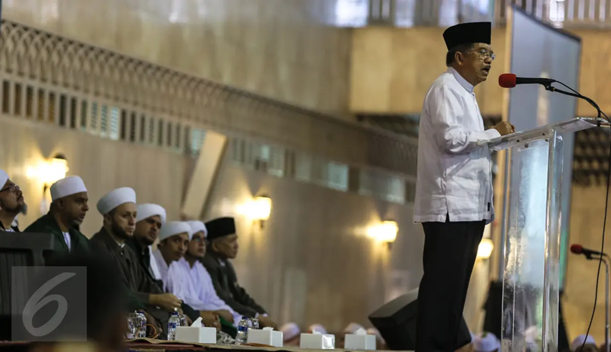 Wapres Jusuf Kalla memberikan sambulan dalam peringatan Maulid Nabi Muhammad SAW di Masjid Istiqlal, Jakarta, Kamis (24/12). Kegiatan yang diselenggarakan oleh Majelis Rasulullah tersebut diikuti ribuan umat muslim. (Liputan6.com/Faizal Fanani)