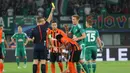 KERAS: Kapten Shakhtar Donetsk, Dario Srna, diganjar kartu kuning oleh wasit Bjoern Kuipers. (Bola.com/Reza Khomaini)