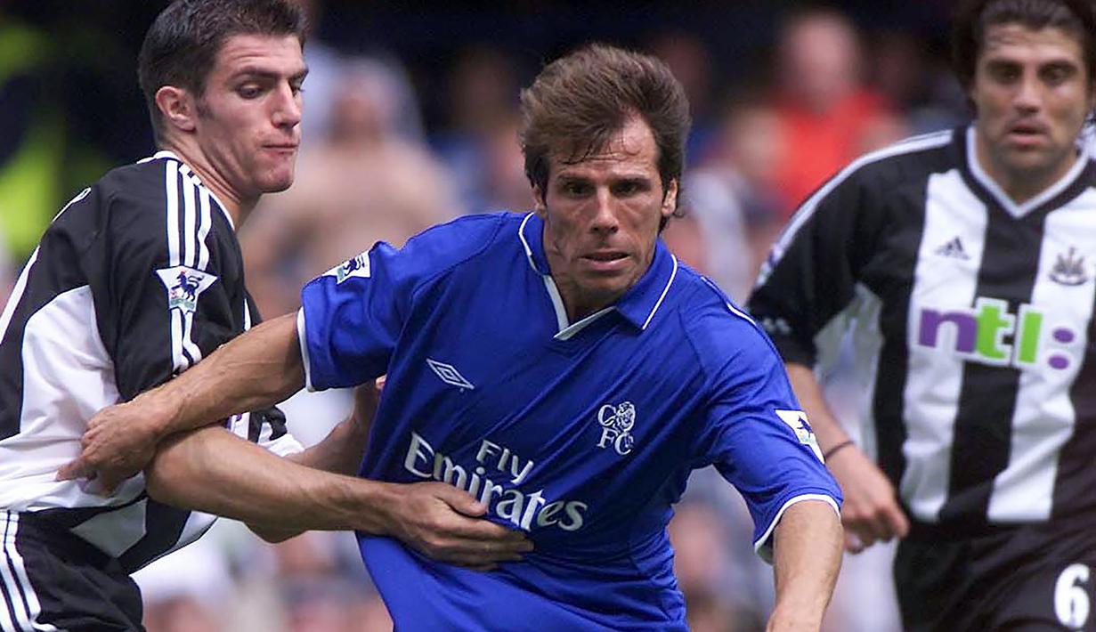 Zola direkrut Chelsea dari Parma pada November 1996 dengan transfer senilai 4,5 juta Euro. Meskipun datang dengan kondisi layaknya terbuang dari Italia, Zola mampu menunjukkan kapabilitasnya di hadapan publik Stamford Bridge. (AFP/Hugo Philpott)