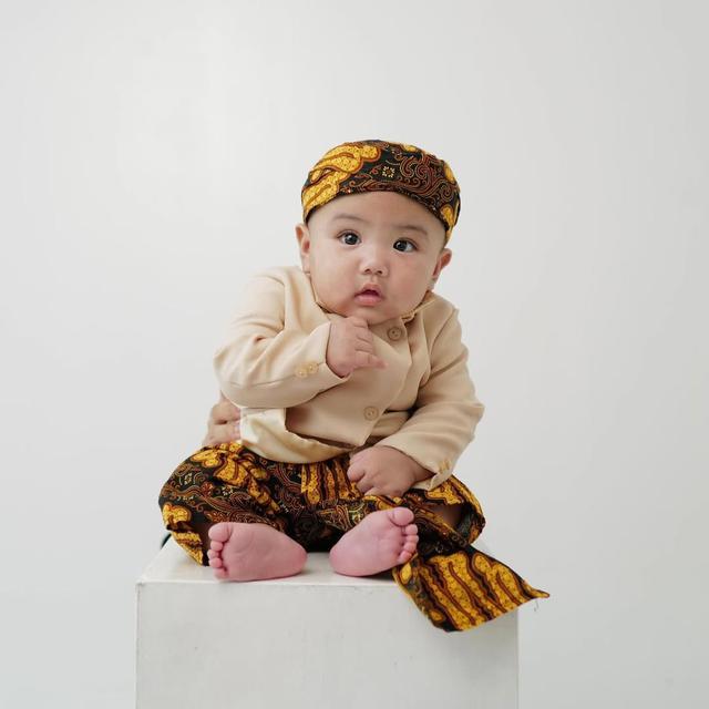 7 Potret Elio Anak Joshua dan Clairine Pakai Blangkon, Gemas Maksimal. (instagram/clairineclay, instagram/jojosuherman)