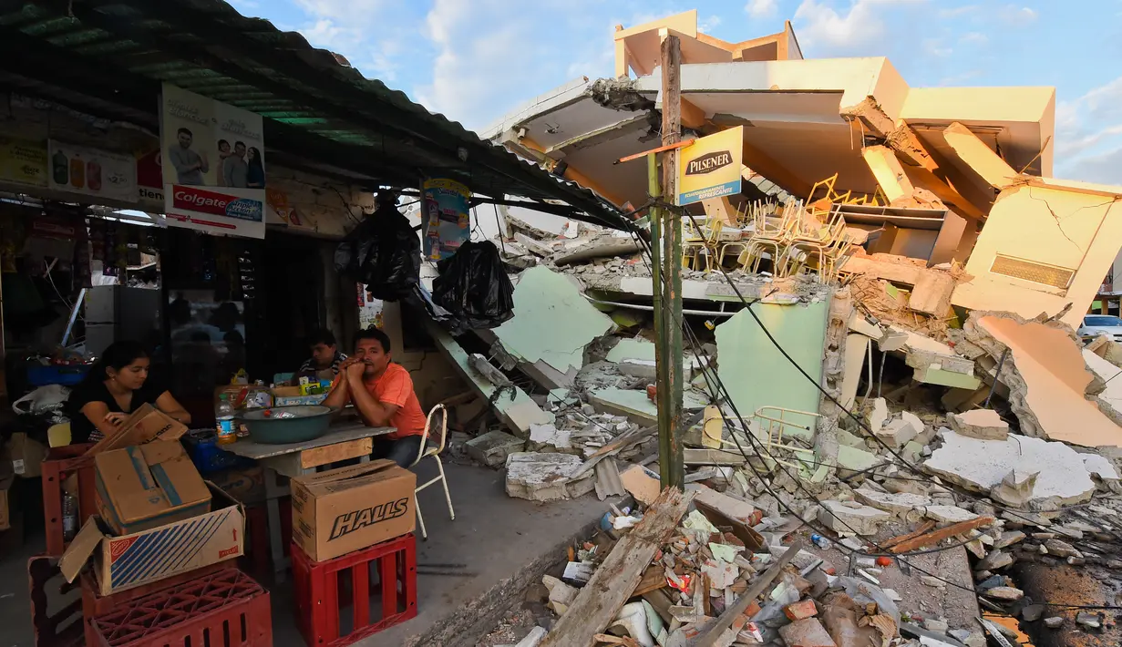 Gambar yang menunjukkan kehancuran di Manta, Ekuador, Minggu (17/4). Gempa dahsyat 7,8 SR yang mengguncang Ekuador menyebabkan 246 orang tewas dan 2.527 lainnya terluka.  (Luis ACOSTA/AFP)