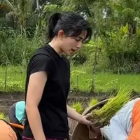Dipuji Humble, 5 Potret Keseruan Sintya Marisca Olahraga Pagi dengan Bantu Petani Menanam Padi (credit: instagram.com/sintyamarisca)