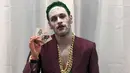 Penyerang PSG, Neymar mengenakan kostum karakter joker dari Suicide Squad saat merayakan hari Halloween. Neymar tampil total dengan mengecat rambutnya menjadi hijau dan melengkapi dandanannya dengan kartu. (Instagram/@neymarjr)