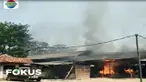Terganggu dengan limbah dan pencemaran, ratusan Massa di Garut nekat membakar pabrik pupuk yang diduga ilegal.