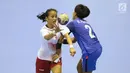 Pemain bola tangan putri Indonesia, Lia Apriliani (kiri) mencoba melewati adangan pemain Thailand, Pawinee Bunjarern pada babak penyisihan grup B Asian Games 2018 di Jakarta, Kamis (16/8). Indonesia kalah 16-34. (Liputan6.com/Helmi Fithriansyah)