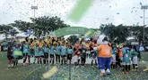 Para pemain dari SDN Pulogebang 13, SDN Gedong 03, SDN Kalisari 01, dan SDN Mekarjaya 12 berselebrasi setelah laga final MilkLife Soccer Challange Jakarta 2025 yang berlangsung di Kingkong Soccer Arena, Cijantung, Jakarta Timur pada Minggu (04/05/2025). (Bola.com/Bagaskara Lazuardi)