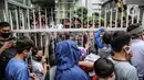 Petugas kepolisian berjaga saat demo para pencari suaka di depan kantor UNHCR, Jakarta, Selasa (18/8/2020). Dalam aksinya mereka meminta pertanggung jawaban dari UNHCR karena hingga saat ini banyak para pencari suaka tidak mendapatkan kejelasan akan nasibnya di Indonesia. (Liputan6.com/Faizal Fanani