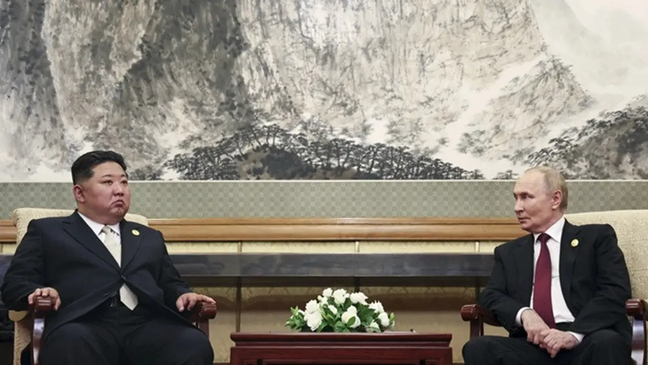 Presiden Rusia Vladimir Putin berbincang dengan Pemimpin Korea Utara Kim Jong Un di Diaoyutai State Guesthouse, Beijing, China, Rabu (3/9/2025).