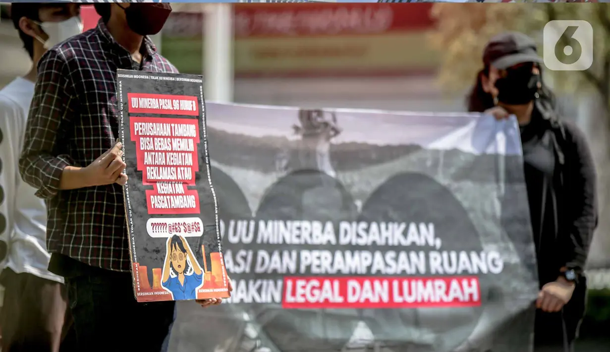 Sejumlah aktivis yang tergabung dalam #BersihkanIndonesia menggelar aksi damai di depan Gedung Mahkamah Konstitusi, Jakarta, Jumat (3/6/2022). Aksi tersebut untuk menyoroti serta menolak pengesahan revisi UU Minerba dan Omnibus Law UU Cipta Kerja. (Liputan6.com/Faizal Fanani)