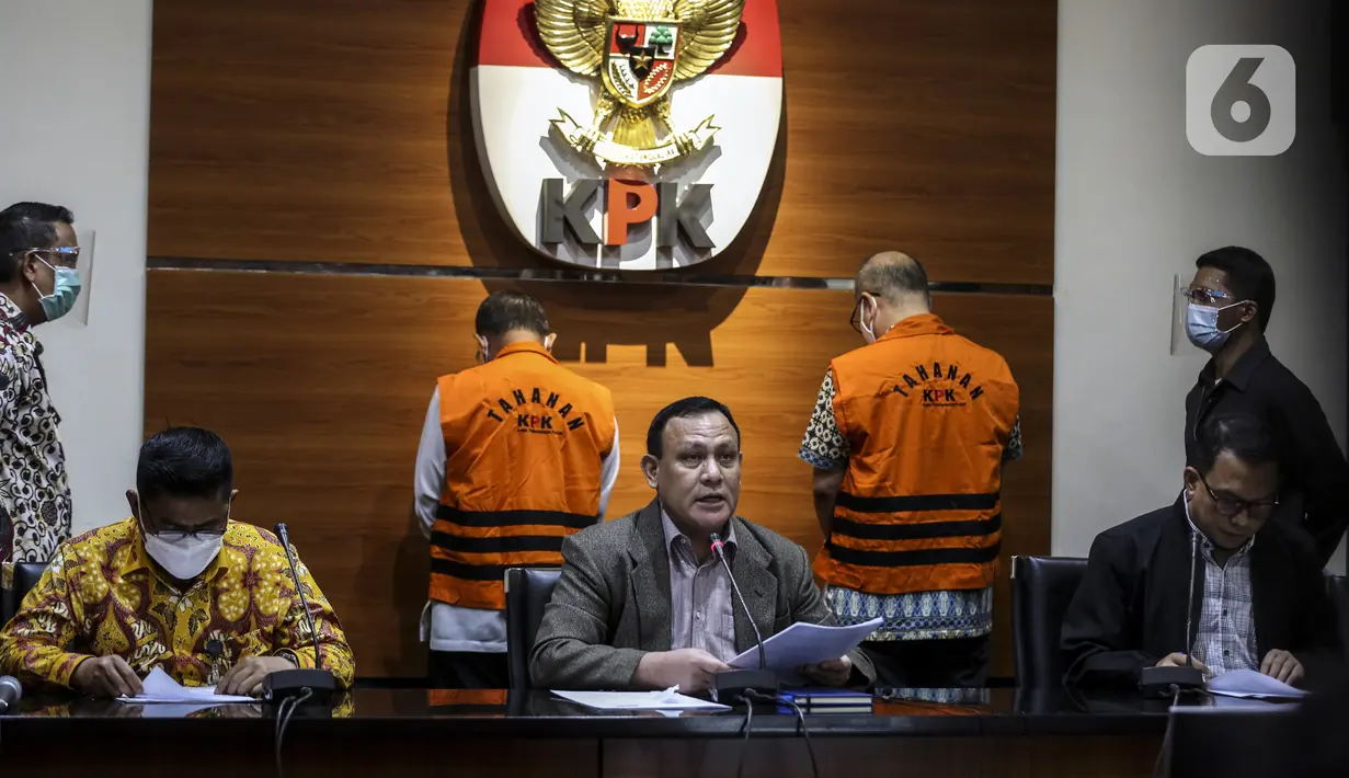 Ketua KPK Firli Bahuri (tengah) memberikan keterangan pers terkait OTT Wali Kota Cimahi Ajay Muhammad Priatna di Gedung KPK, Jakarta, Sabtu (28/11/2020). KPK menetapkan Ajay sebagai tersangka penerima suap dalam kasus suap perizinan pengembangan RS Kasih Bunda Cimahi. (Liputan6.com/Johan Tallo)