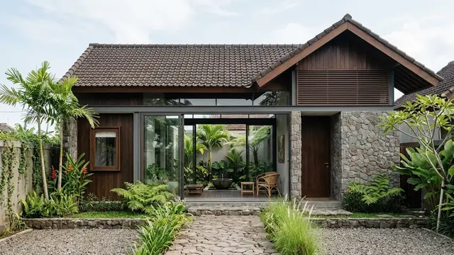 Rumah Atap Pelana dengan Taman di Tengah