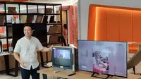 Product Marketing Manager Xiaomi Indonesia, Calvin Nobel, memperlihatkan kemampuan Xiaomi TV A2 Series. (Liputan6.com/ Agustinus Mario Damar)