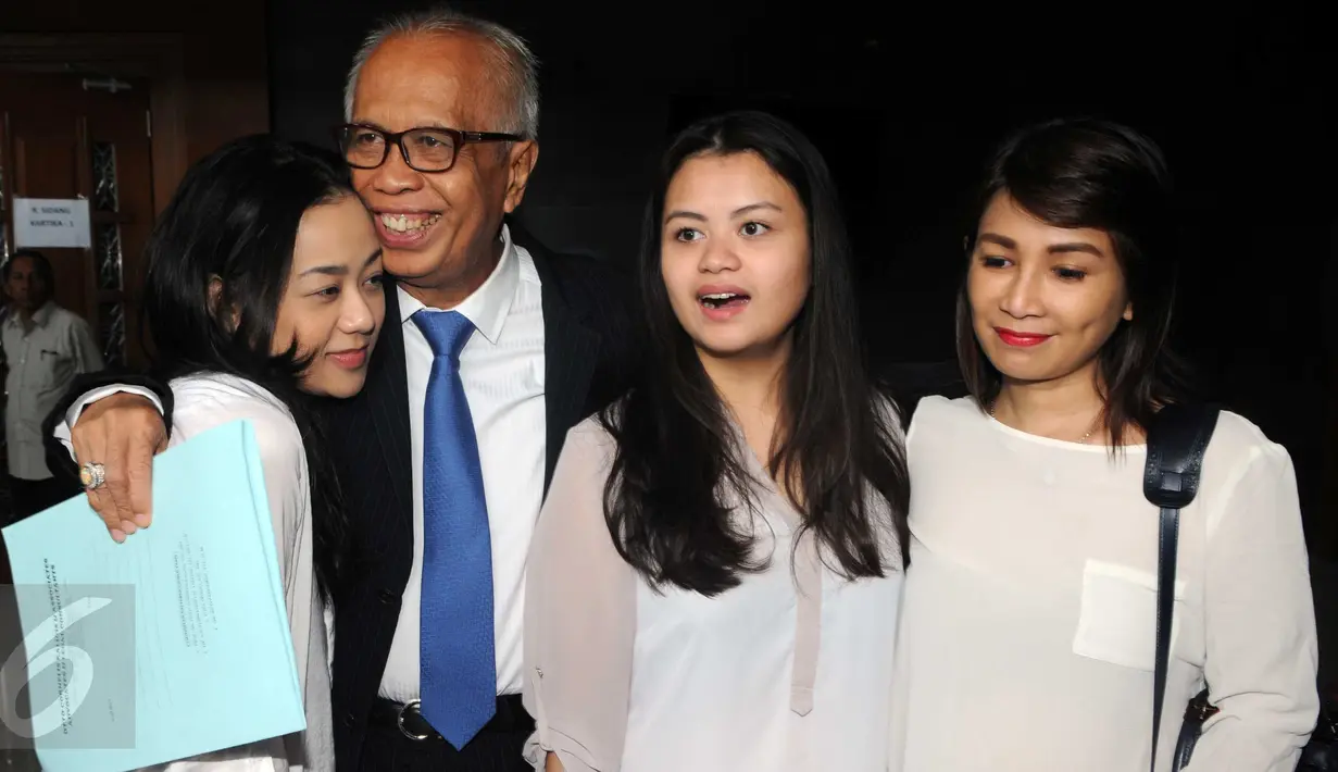 OC Kaligis bersama putri - putrinya sebelum jalani sidang di pengadilan Tipikor, Jakarta, (17/12). Kaligis divonis hukuman 5 tahun 6 bulan penjara dan denda  Rp300 juta juta subsider 4 bulan kurungan . (Liputan6.com/Helmi Afandi)