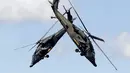 Militer angkatan udara Kolombia bermanuver tajam di udara menggunakan helikopter Blackhawk-Arpia dalam F-Air Colombia 2015 di Rionegro, Kolombia (9/7/2015). heli ini menjadi andalan Amerika dan digunakan oleh sejumlah negara lain. (REUTERS/Fredy Builes)