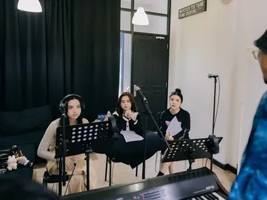 Lyodra, Tiara Andini dan Ziva Magnolya terlihat latihan bersama untuk persiapan Konser Super Diva pada November mendatang. Tiga besar pemenang Indonesian Idol season 10 ini tampak serius mendengar arahan dari vocal director Irvnat Natadiningrat. (Liputan6.com/IG/@superdiva.official)