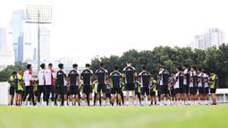 Timnas Indonesia melakukan sesi latihan di Stadion Madya, Gelora Bung Karno, Jakarta, Rabu (5/2/2025). (Bola.com/Abdul Aziz)
