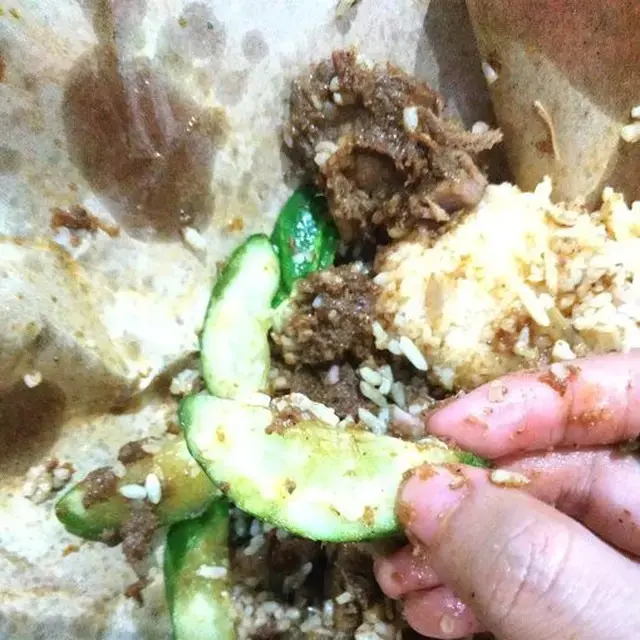 6 Momen Apes Makan Nasi Padang, Enggak Jadi Menikmati Santapan