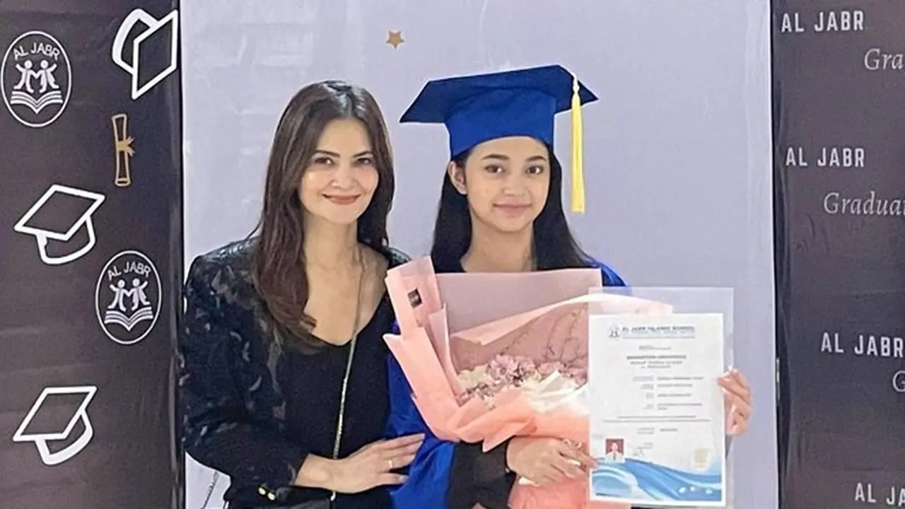 5 Momen Cut Tary Dampingi Anak saat Wisuda, Bangga Banget