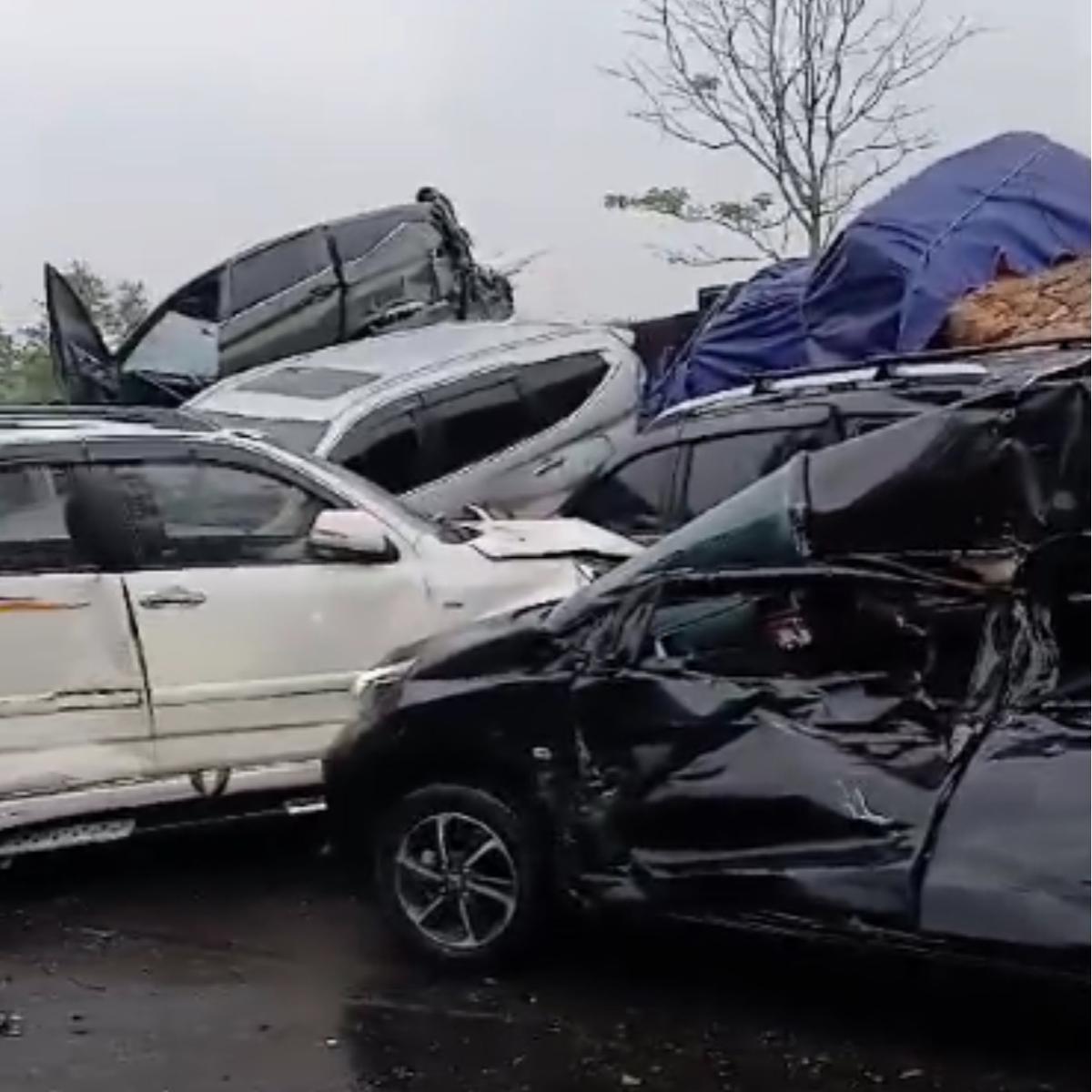 Tabrakan beruntun di Tol Cipularang