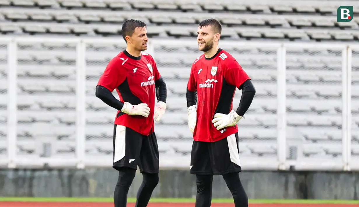 <p>Emil Audero (kiri) dan Maarten Paes (kanan) terlihat sedang bercengkrama saat sesi latihan Timnas Indonesia di Stadion Madya, Gelora Bung Karno, Jakarta, Sabtu (22/3/2025).</p>