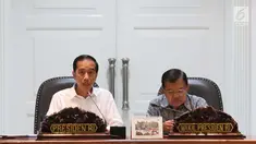 Presiden Joko Widodo (Jokowi) bersama Wakil Presiden (Wapres) Jusuf Kalla memimpin rapat terbatas di Kantor Kepresidenan, Jakarta, Rabu (26/7). Dalam rapat terbatas tersebut membahas tentang Pemantapan Program Bela Negara. (Liputan6.com/Angga Yuniar)