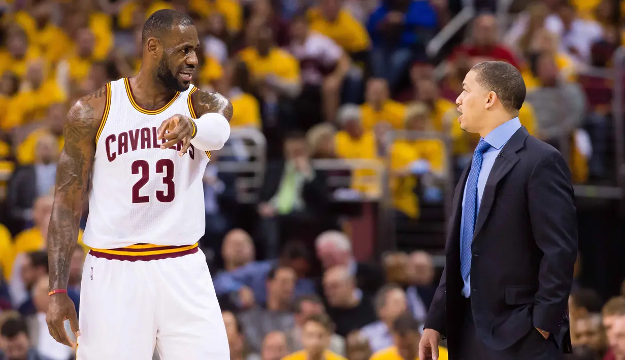 Bintang Cleveland Cavaliers, LeBron James #23  berdiskusi dengan pelatih the Cavs, Tyronn Lue saat melawan Atlanta Hawks pada partai kedua semifinal Wilayah Timur NBA, di Quicken Loans Arena, Kamis (5/5/2016) WIB.  Jason Miller/Getty Images/AFP